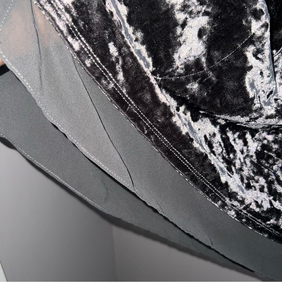 LOGO by Lori Goldstein Knit Crushed Velvet Top w/ Chiffon Hem and side pockets - Picture 5 of 7